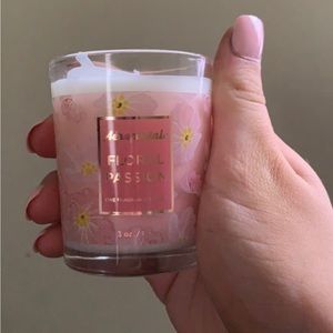 Floral passion scented candle